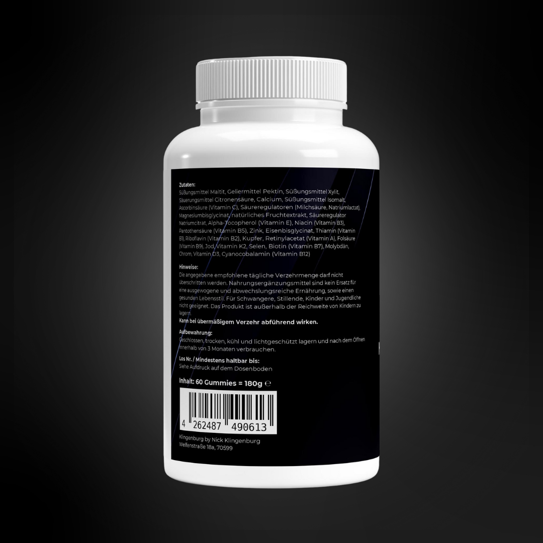 Rückseite einer weißen Vitamin-Gummibärchen-Dose mit ausführlicher Zutatenliste, Hinweisen zur Einnahme, Lagerungsempfehlungen und Barcode; dunkles Etikett mit hellerer Schrift auf modernem Design.