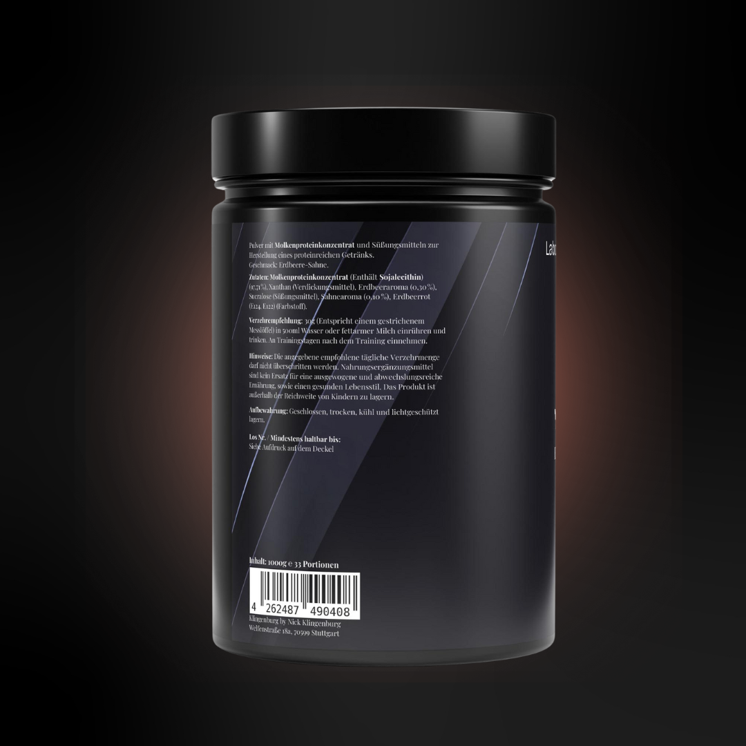 Rückseite einer schwarzen Proteinpulver-Dose im Erdbeer-Geschmack, dunkles Etikett mit Zutatenliste, Verzehrempfehlung, Lagerhinweisen und Barcode; modernes, minimalistisches Design.