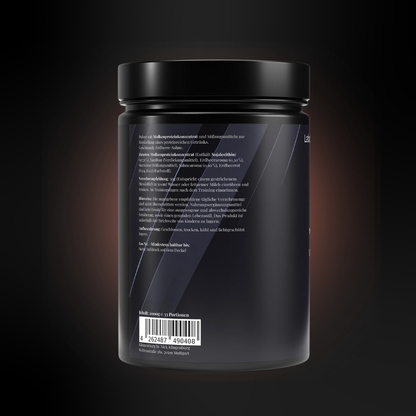 Rückseite einer schwarzen Proteinpulver-Dose im Erdbeer-Geschmack, dunkles Etikett mit Zutatenliste, Verzehrempfehlung, Lagerhinweisen und Barcode; modernes, minimalistisches Design.