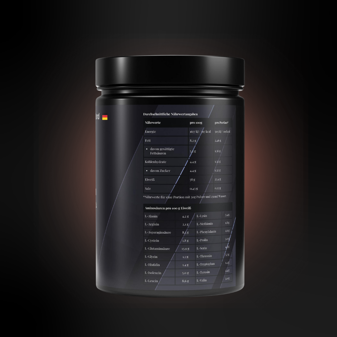 Rückseite einer schwarzen Proteinpulver-Dose im Erdbeer-Geschmack mit übersichtlicher Nährwerttabelle und Aminosäurenprofil; modernes, dunkles Etikett mit klar strukturierten Tabellen.