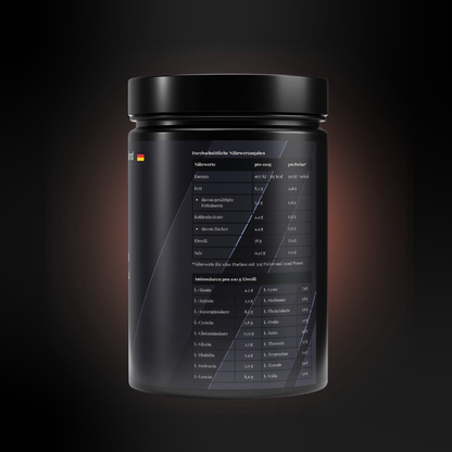 Rückseite einer schwarzen Proteinpulver-Dose im Erdbeer-Geschmack mit übersichtlicher Nährwerttabelle und Aminosäurenprofil; modernes, dunkles Etikett mit klar strukturierten Tabellen.