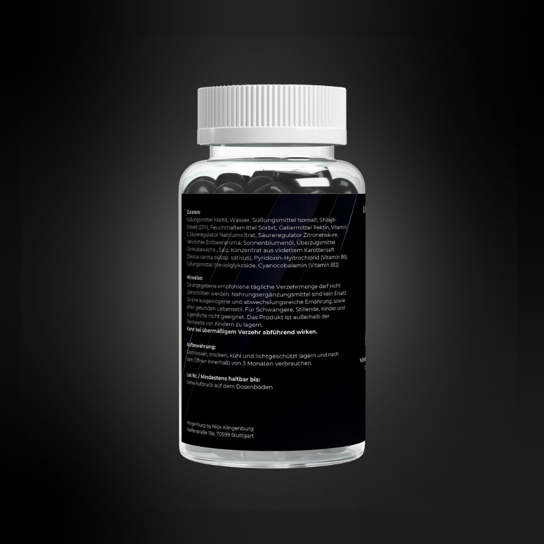 Rückseite einer transparenten Dose mit schwarzen Gummies, schwarzes Etikett mit Zutatenliste, Hinweisen zur täglichen Einnahme, Lagerungshinweisen und Mindesthaltbarkeitsangaben; modernes, minimalistisches Design.
