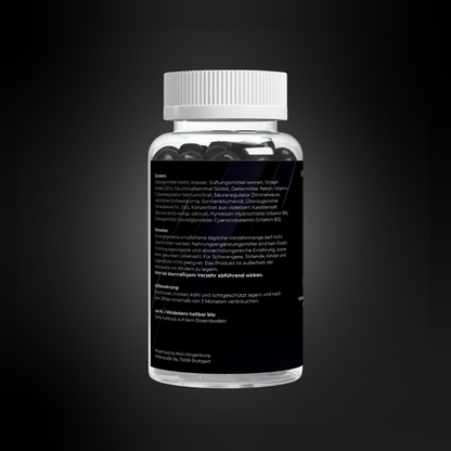 Rückseite einer transparenten Dose mit schwarzen Gummies, schwarzes Etikett mit Zutatenliste, Hinweisen zur täglichen Einnahme, Lagerungshinweisen und Mindesthaltbarkeitsangaben; modernes, minimalistisches Design.