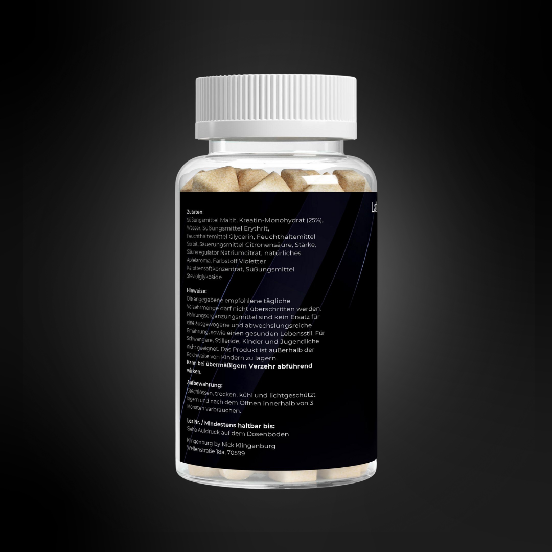 Rückseite einer transparenten Dose mit weißen Kreatin-Gummies, schwarzes Etikett mit Zutatenliste, Hinweisen zur Einnahme, Lagerungsempfehlungen und Mindesthaltbarkeitsangaben; modern-minimalistisches Design.
