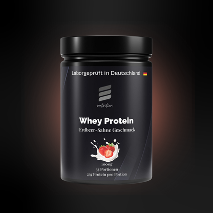 Schwarze Dose Whey Protein im Erdbeer-Sahne-Geschmack, mit hochwertigem Etikett, Aufdruck „Laborgeprüft in Deutschland“, Markenlogo, Produktname sowie einer Erdbeer-Milchsplash-Grafik; Angaben zu Gewicht, Portionen und Proteingehalt.