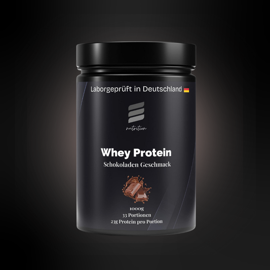 Schwarze Dose Whey Protein im Schokoladengeschmack mit modernem Design, Schokoladenstück-Grafik, Hinweis „Laborgeprüft in Deutschland“ und Angaben zu Gewicht, Portionen und Proteingehalt auf der Vorderseite.