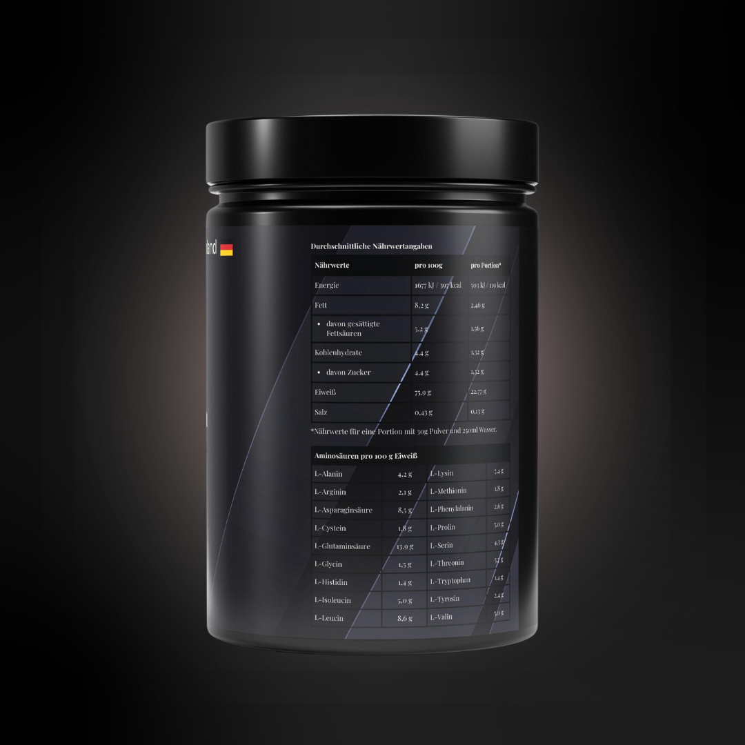 Rückseite einer schwarzen Whey-Protein-Dose im Schokoladengeschmack mit detaillierter Nährwerttabelle und Aminosäurenprofil; modernes, dunkles Verpackungsdesign mit feinen grafischen Linien.