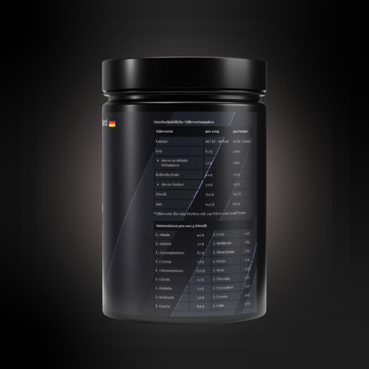 Rückseite einer schwarzen Whey-Protein-Dose im Schokoladengeschmack mit detaillierter Nährwerttabelle und Aminosäurenprofil; modernes, dunkles Verpackungsdesign mit feinen grafischen Linien.