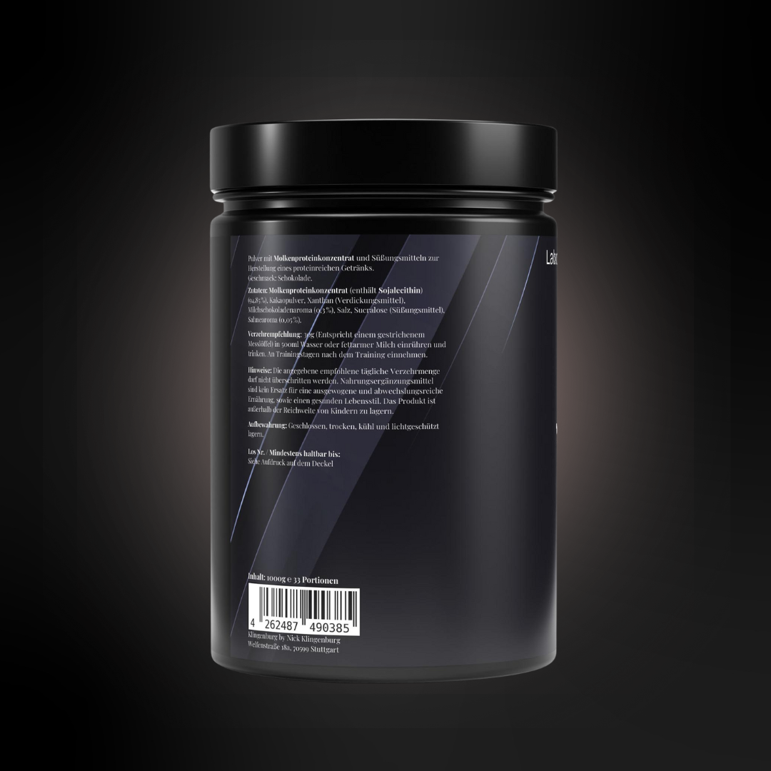 Rückseite einer schwarzen Whey-Protein-Dose im Schokoladengeschmack mit Text zu Zutaten, Verzehrempfehlung, Lagerhinweisen und einem Barcode; dunkles, minimalistisches Verpackungsdesign mit dezenten grafischen Linien.
