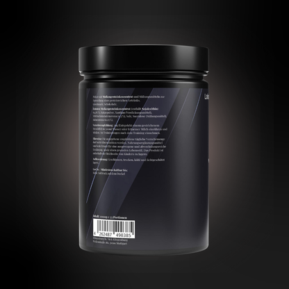 Rückseite einer schwarzen Whey-Protein-Dose im Schokoladengeschmack mit Text zu Zutaten, Verzehrempfehlung, Lagerhinweisen und einem Barcode; dunkles, minimalistisches Verpackungsdesign mit dezenten grafischen Linien.