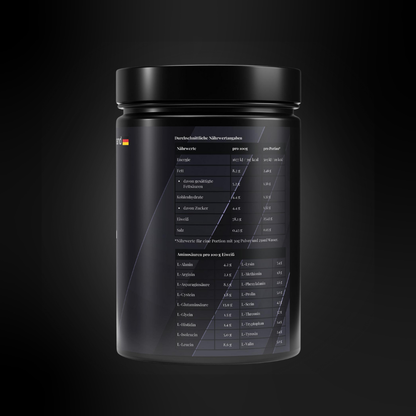 Rückseite einer schwarzen Whey-Protein-Dose mit einer übersichtlichen Nährwerttabelle und Aminosäurenprofil; dunkles, modernes Verpackungsdesign mit feinen grafischen Linien.