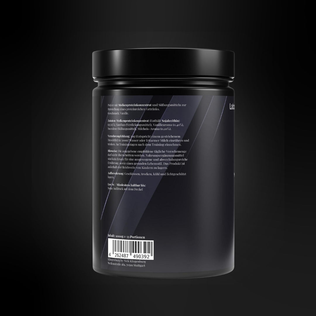 Rückseite einer schwarzen Whey-Protein-Dose mit detaillierten Angaben zu Zutaten, Nährwerten, Zubereitungshinweisen, Lagerungsempfehlungen und Barcode; dunkles, minimalistisches Design mit dezenten grafischen Elementen.