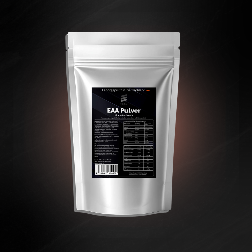 Silberne Standbodenverpackung von Essencelab mit schwarzem Etikett und der Aufschrift ‚EAA Pulver‘, vor dunklem Hintergrund stilvoll ausgeleuchtet.