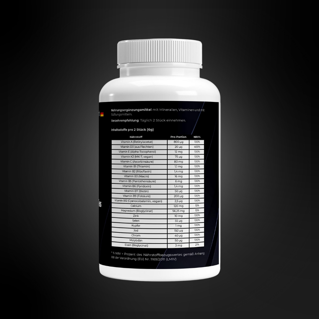 Rückseite einer weißen Dose mit Vitamin-Gummies, darauf eine große Nährwerttabelle mit Vitaminen und Mineralstoffen sowie Verzehrempfehlung; dunkles Etikett mit klar strukturierter Auflistung der Inhaltsstoffe.