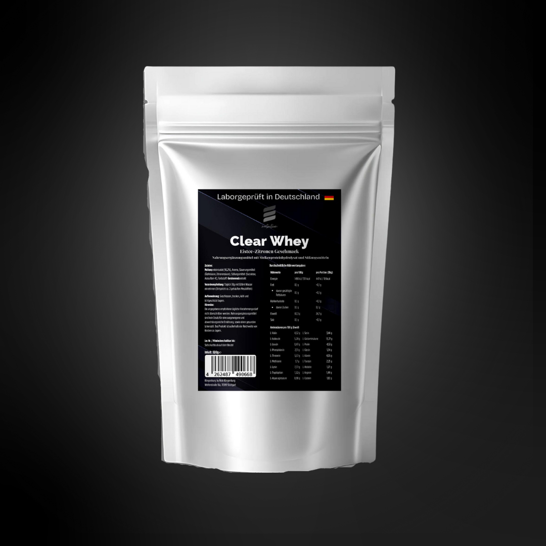 Weiße Standbeutel-Verpackung mit schwarzem Etikett für Clear Whey im Eistee-Zitrone-Geschmack, Aufdruck „Laborgeprüft in Deutschland“, Produktname, Nährwerttabelle, Zutatenliste und Barcode; modernes, schlichtes Design.